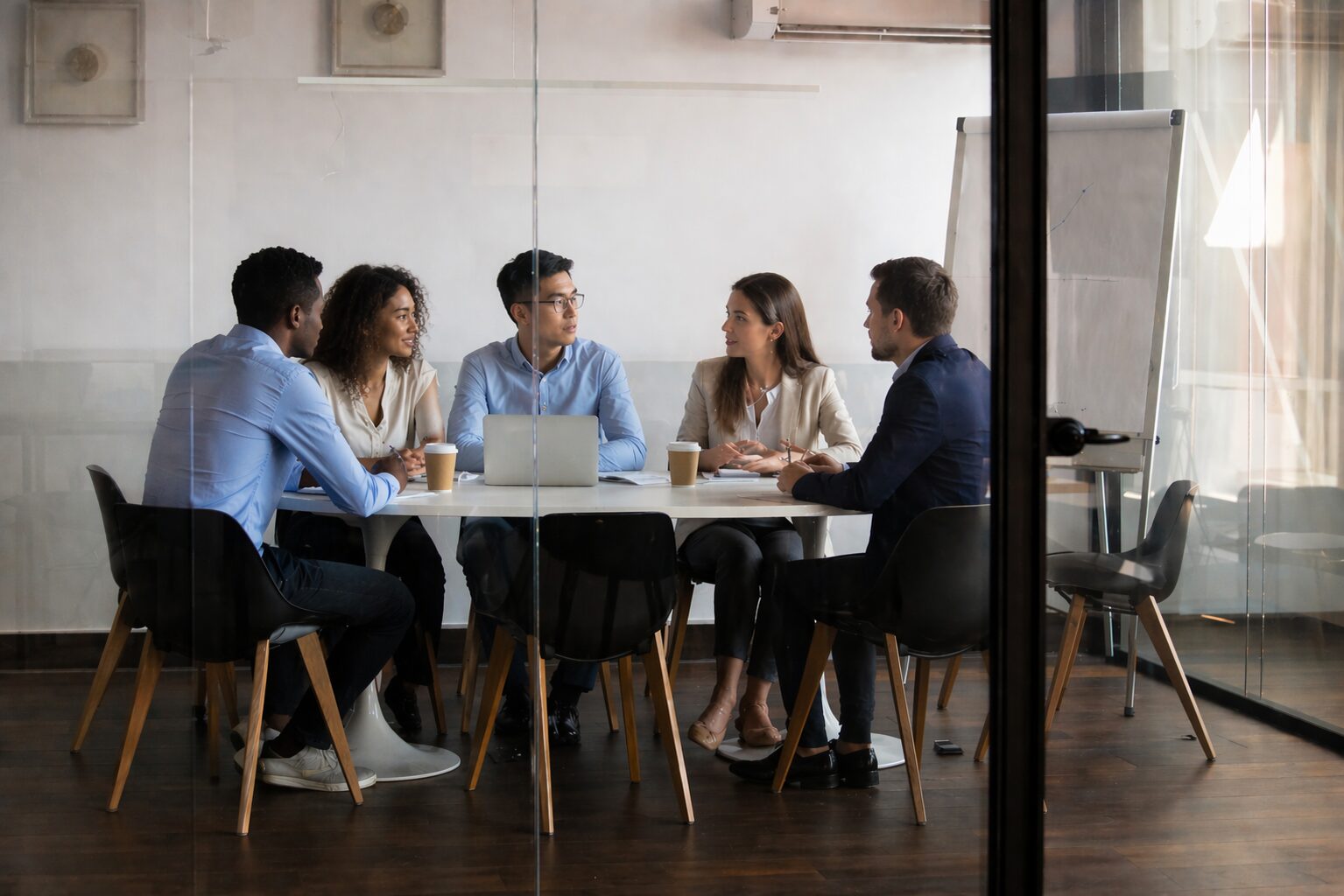 Équipe managériale multiculturelle en réunion collaborative